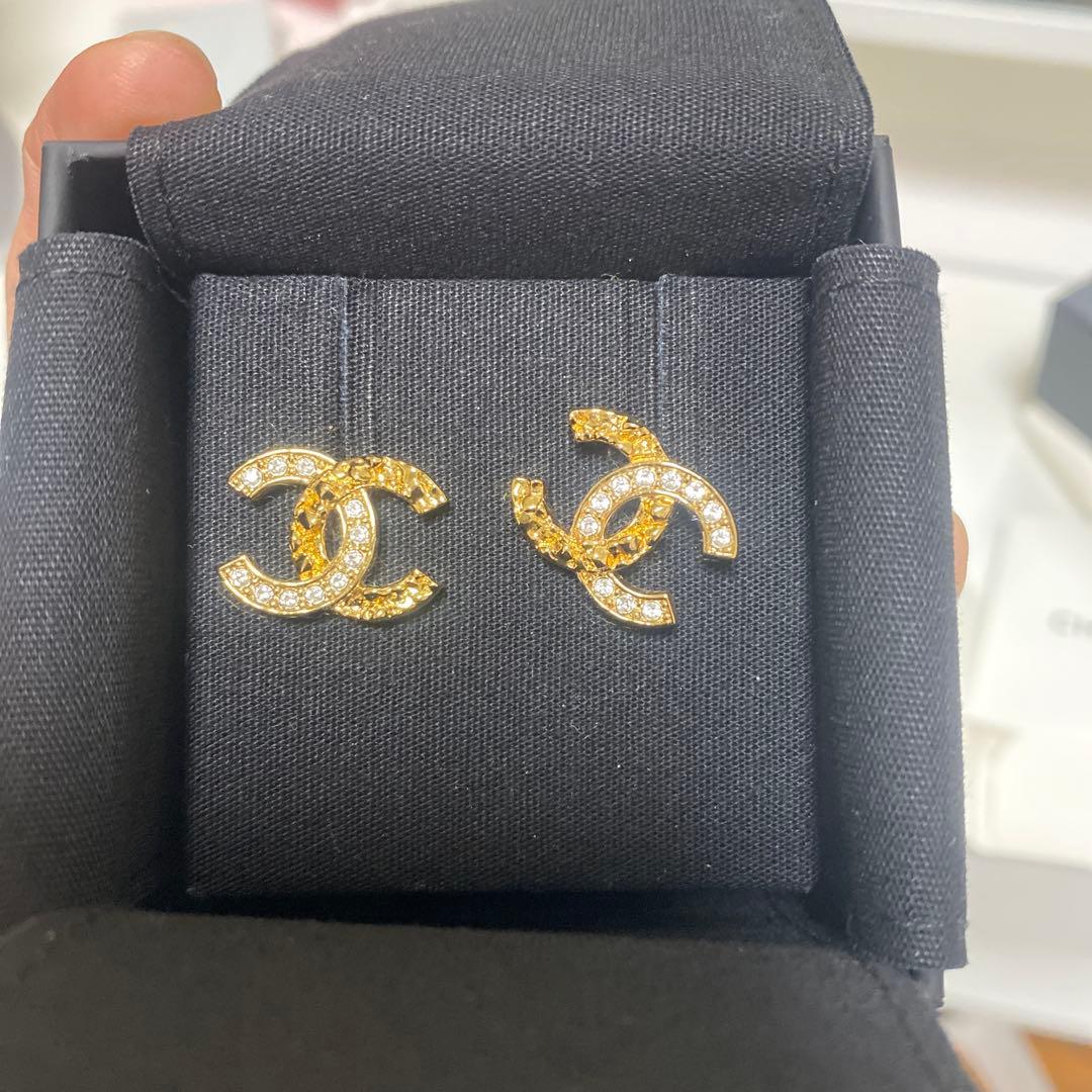 CHANEL ゴールド ロゴピアス 2025年モデル