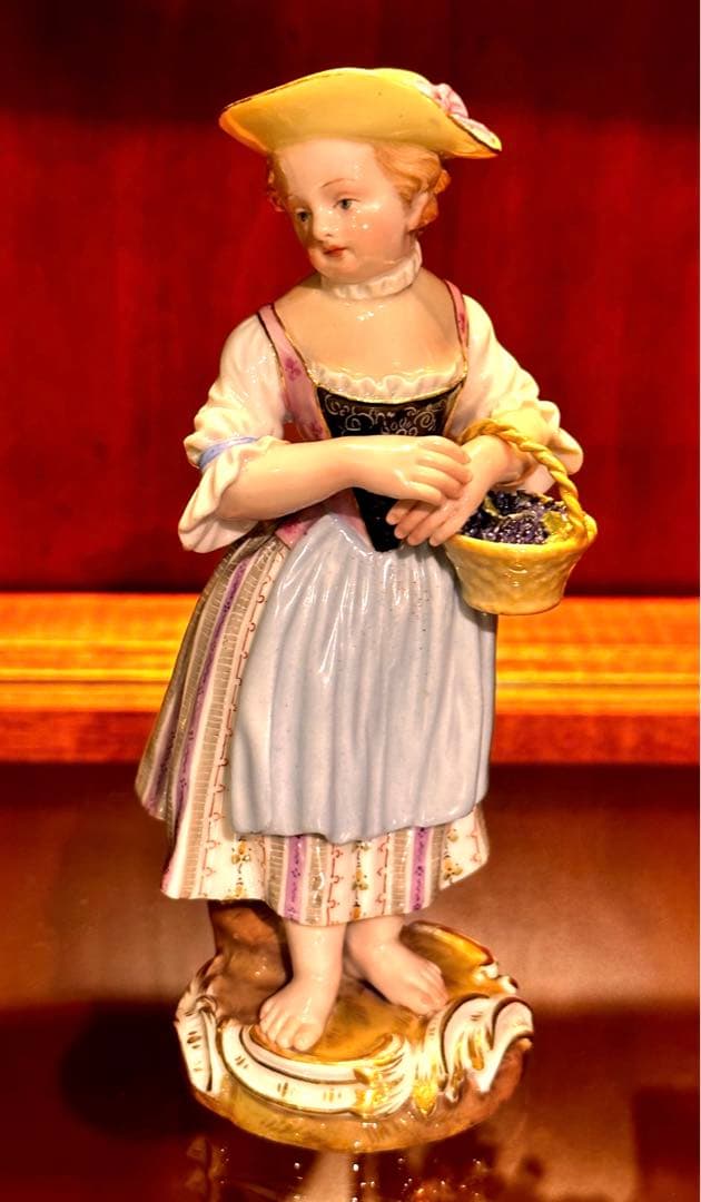 Meissen マイセン　フィギュリン　人形　花を摘む少女