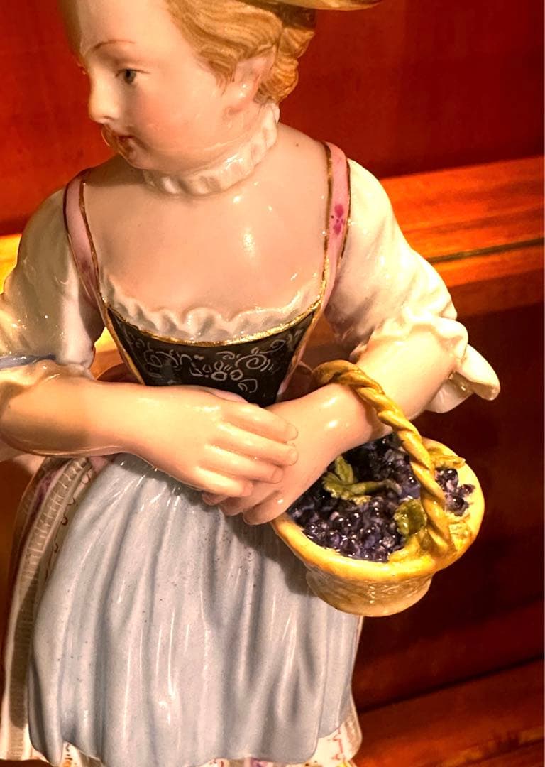 Meissen マイセン　フィギュリン　人形　花を摘む少女