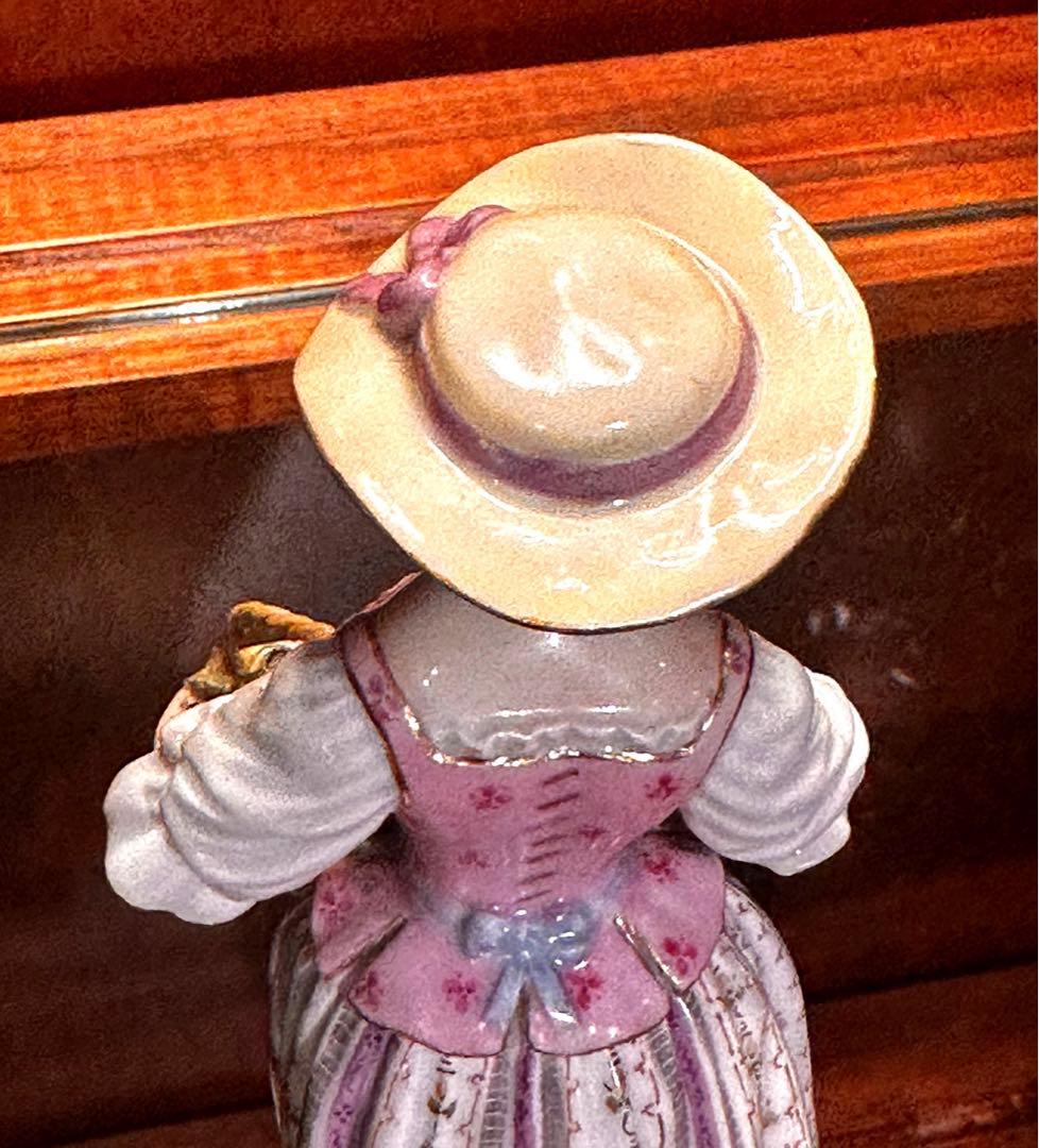Meissen マイセン　フィギュリン　人形　花を摘む少女