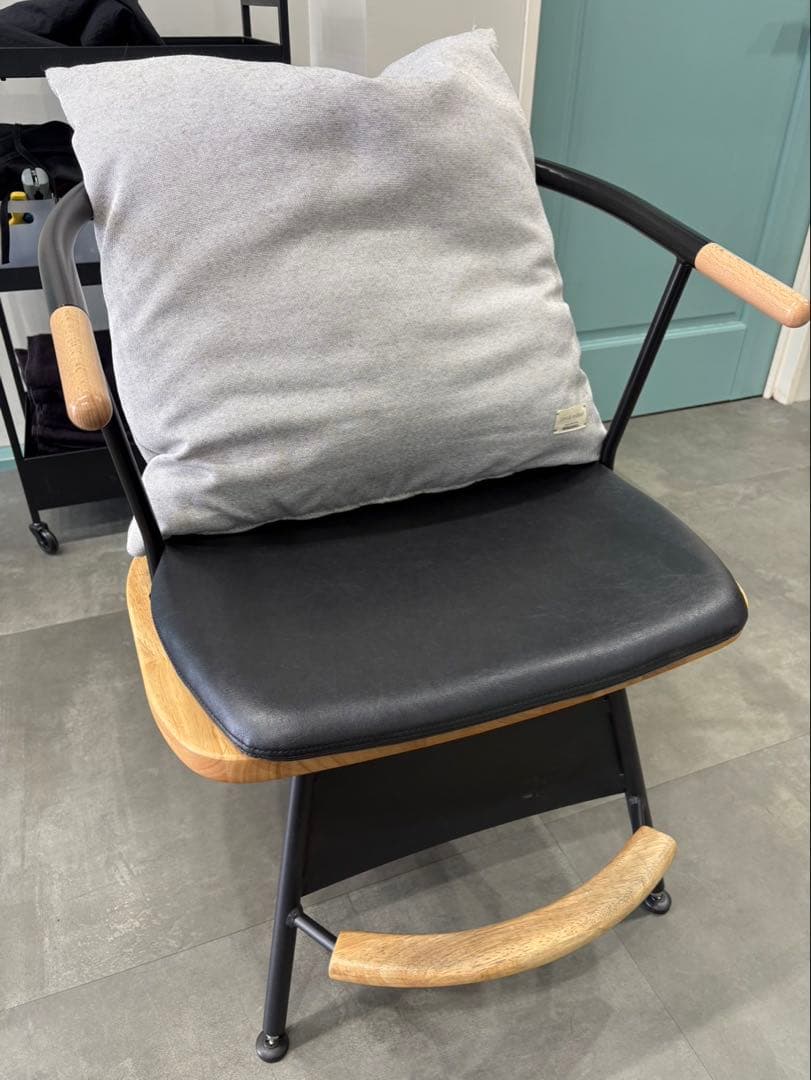 Smoå chair 02 グレー クッション ブラック フレーム