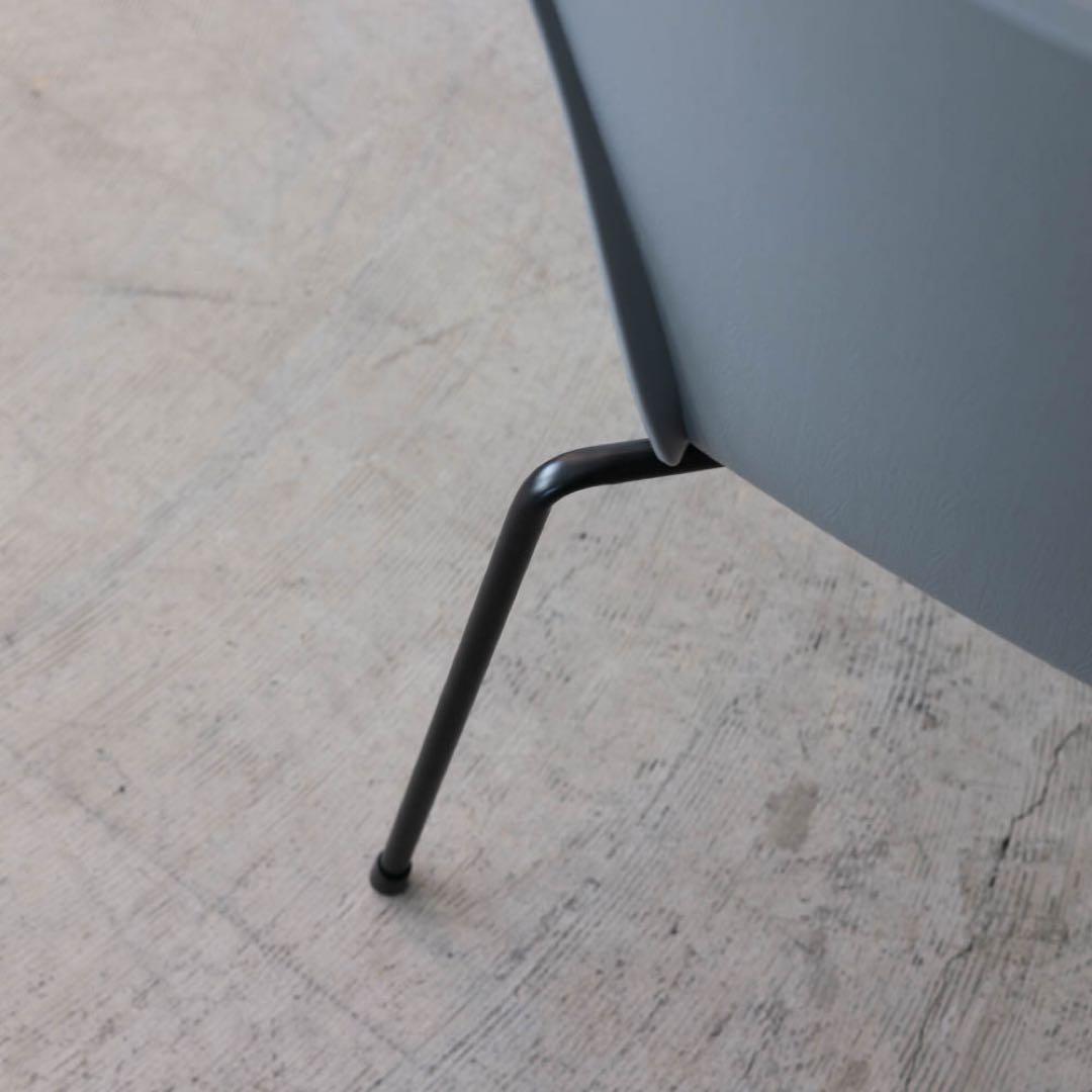 グレーのアーチ型ダイニングチェア