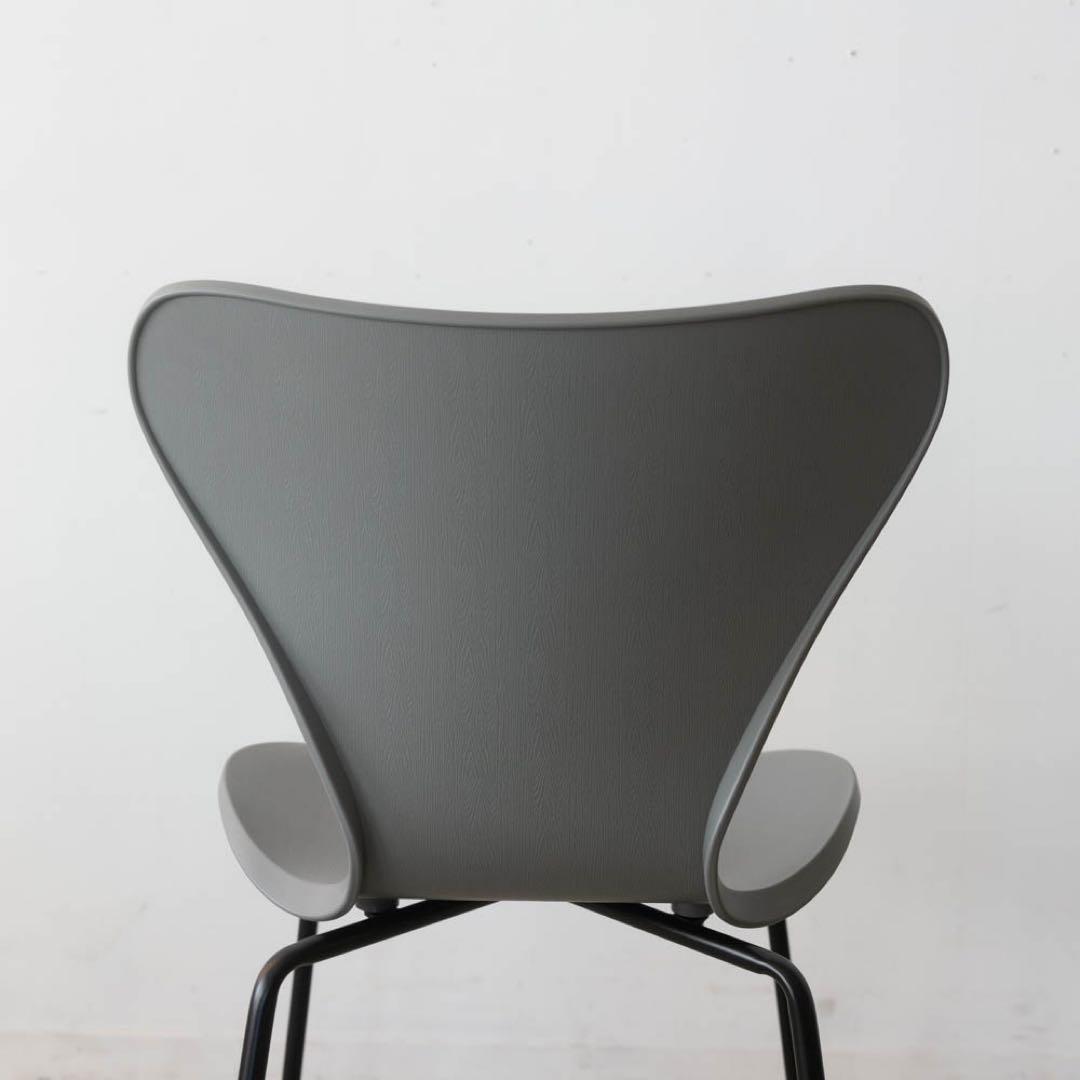 グレーのアーチ型ダイニングチェア