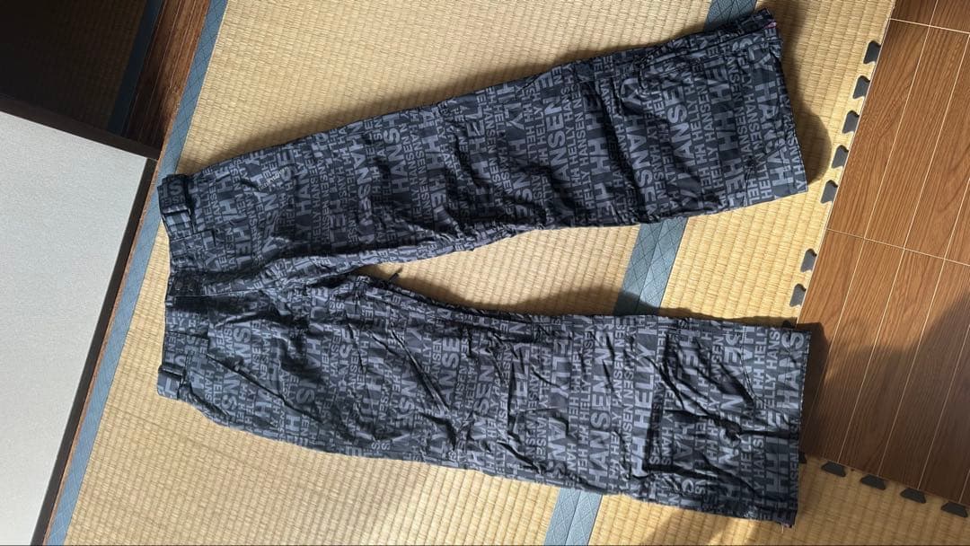 青いロゴ入りフード付きジャケット