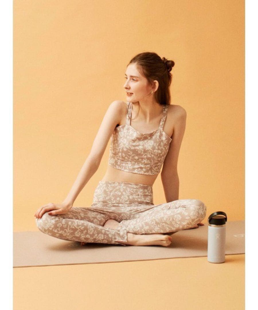 emmi yoga エミヨガ　オリジナル　フラワーブラトップ　レギンス セット