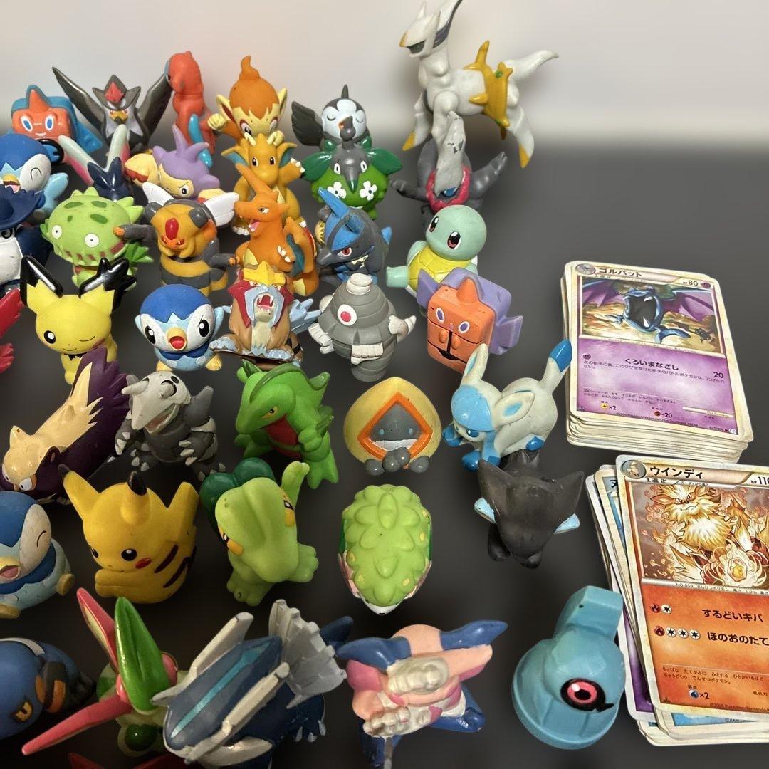 ポケモン フィギュア 約100体と、古いポケモンカード