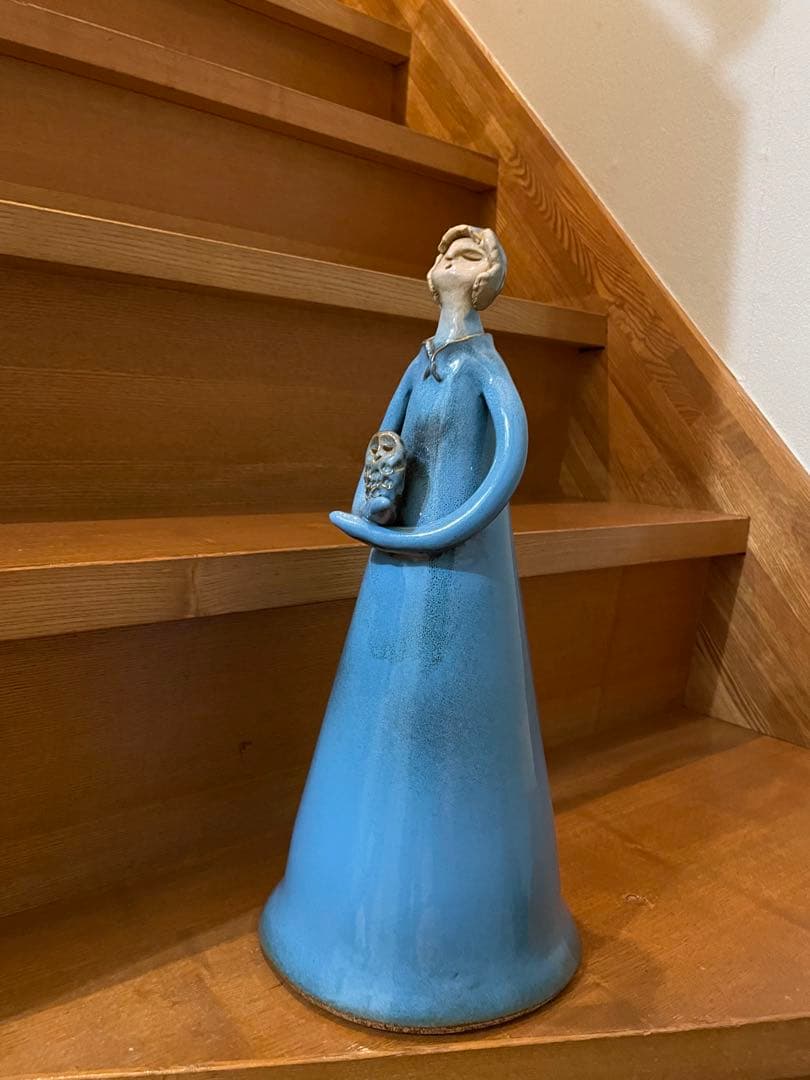 フクロウ　女性　陶器オブジェ　陶人形