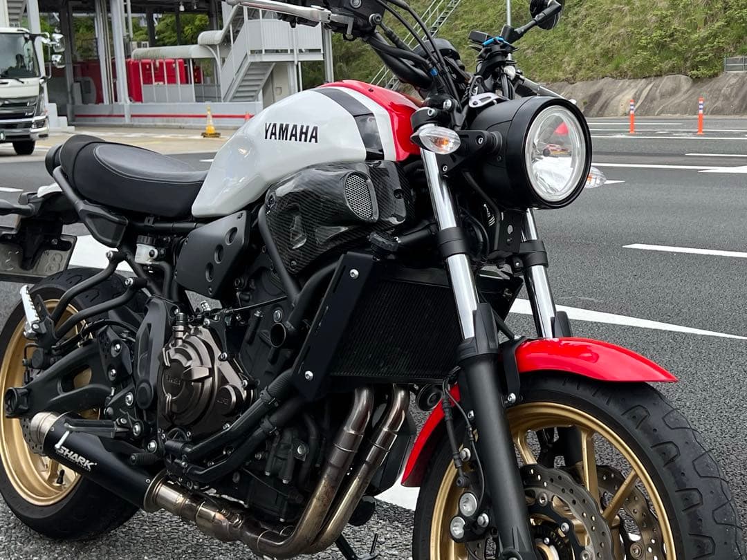 xsr700 HooBue カーボン　エアインテークカバー　タイラント　カウル