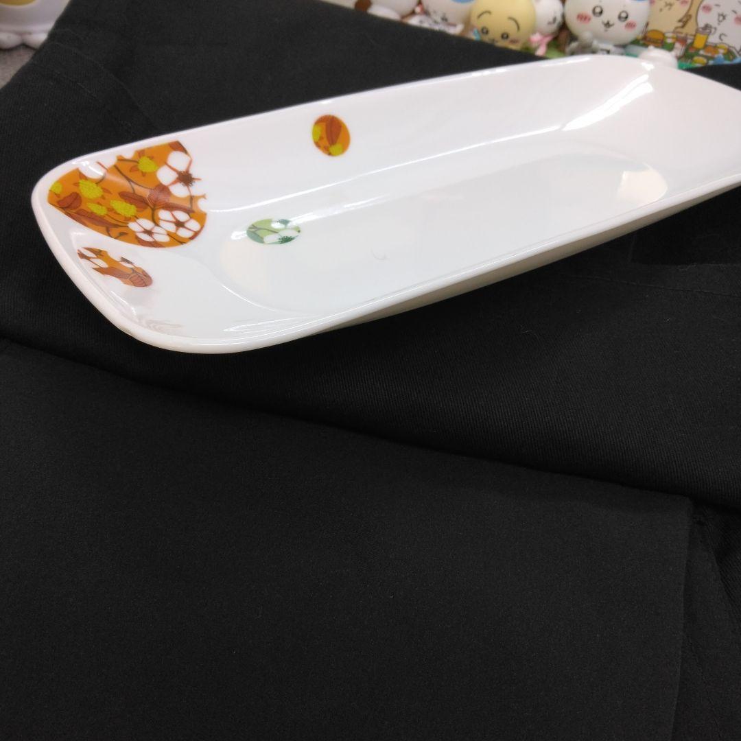 白い装飾皿 オレンジと緑のデザイン