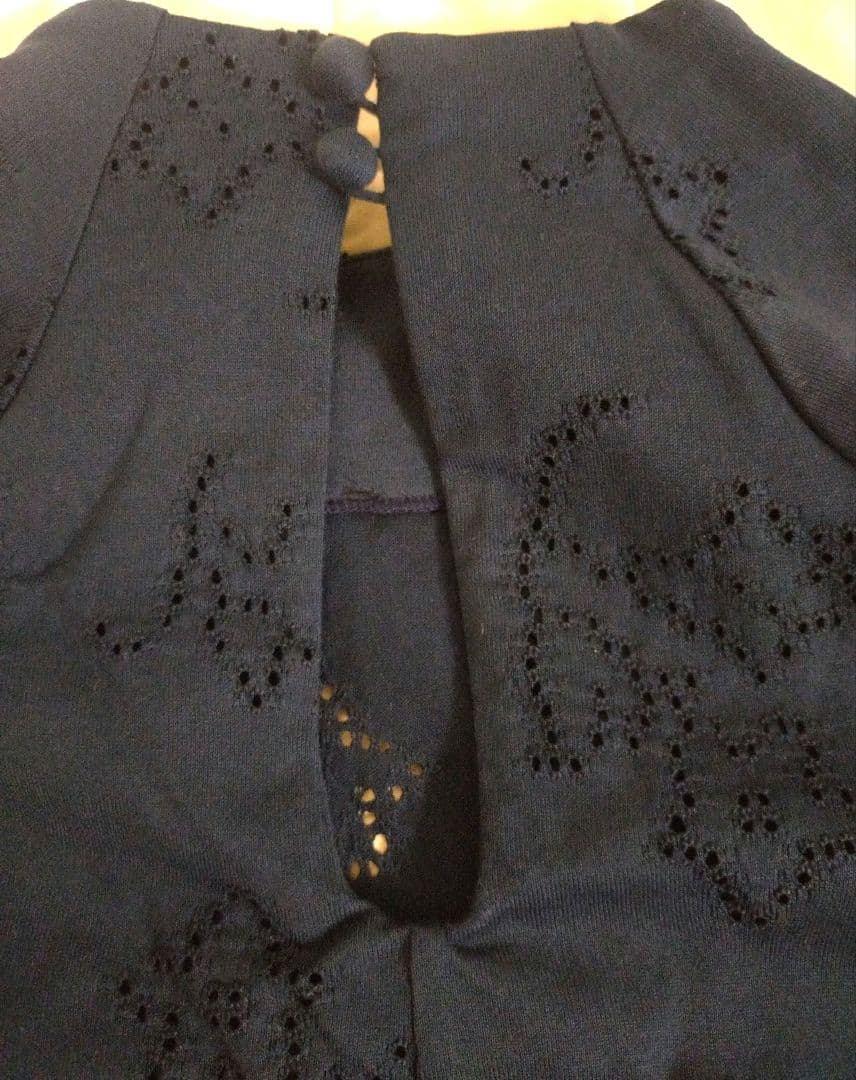 マメクロゴウチ刺繍入りネイビー半袖ハイネックシャツ