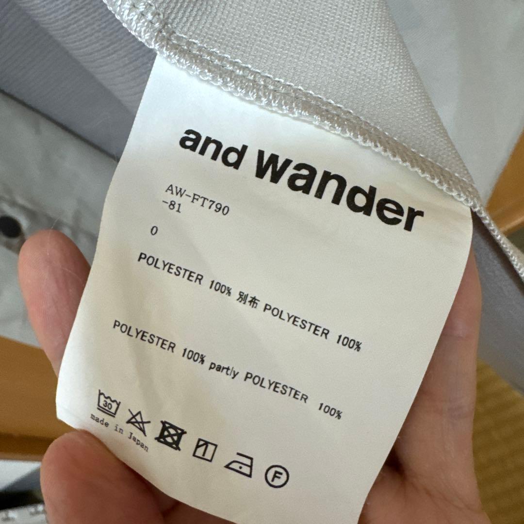 and wander 半袖シャツ ライトグレー