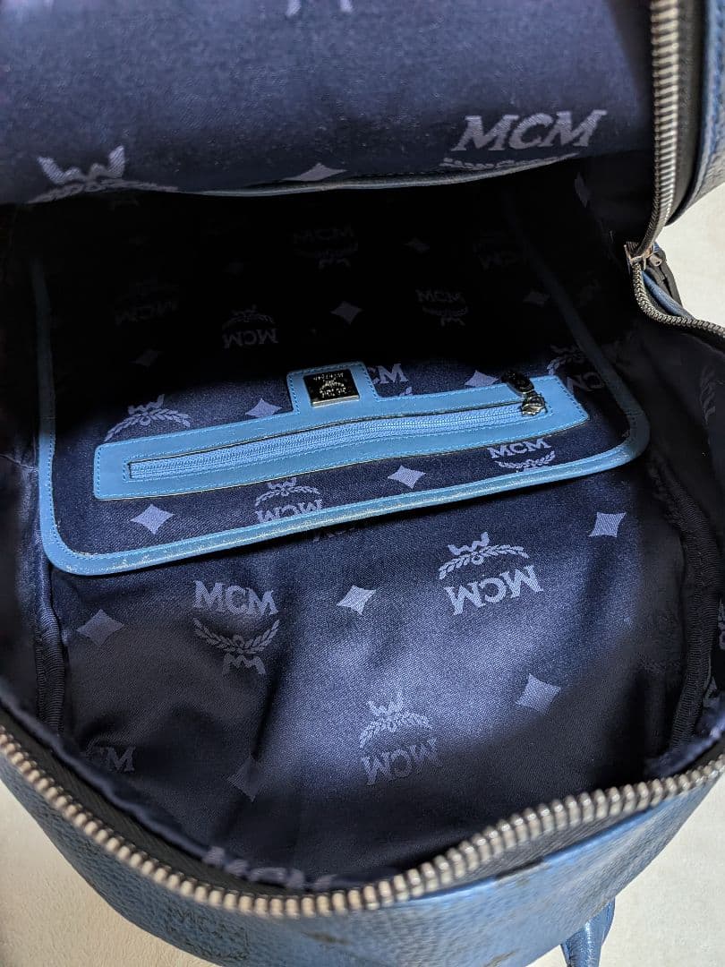 MCM スタッズ付きネイビーリュック　希少色