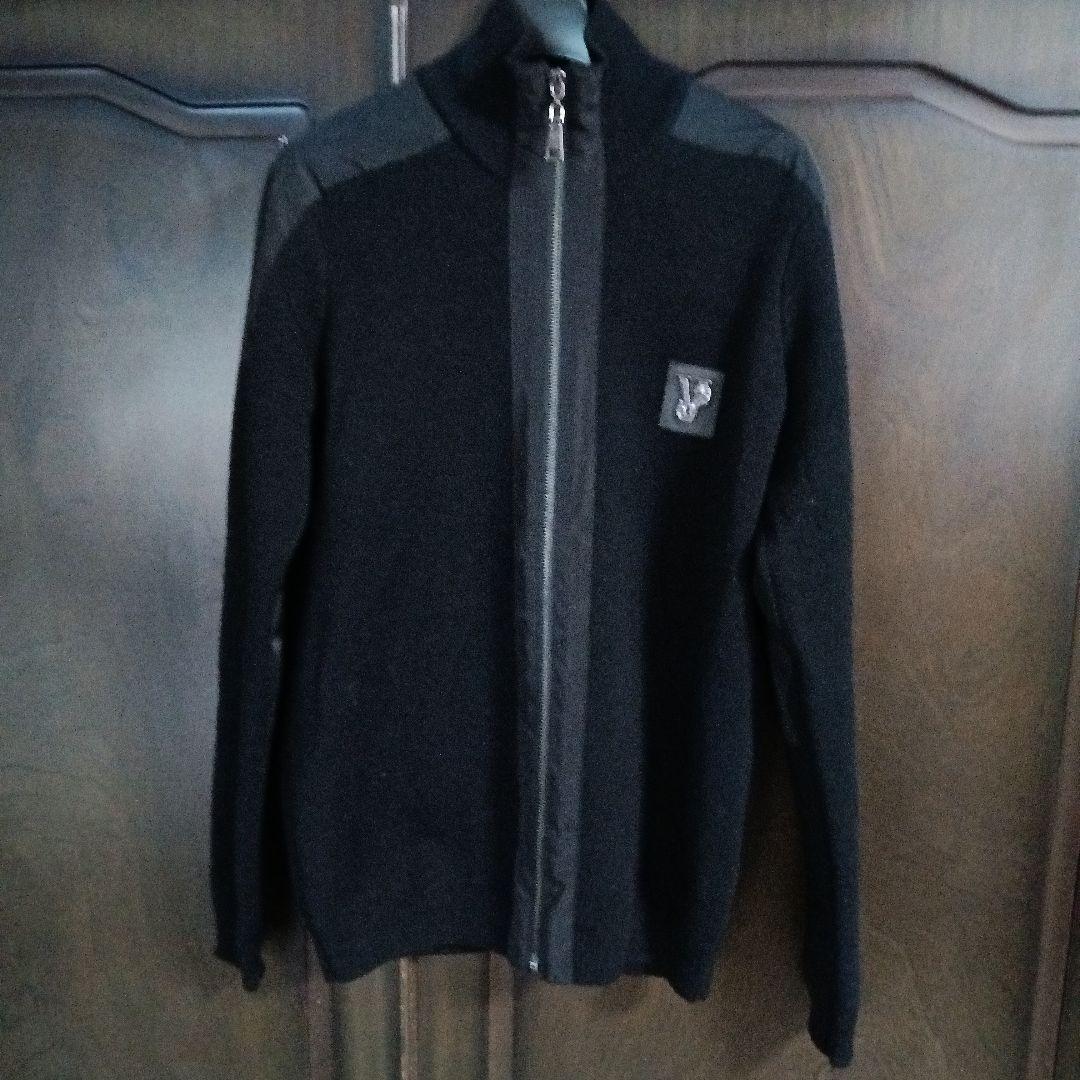 ヴェルサーチ黒のフルジップアップセーター Vエンブレム付き