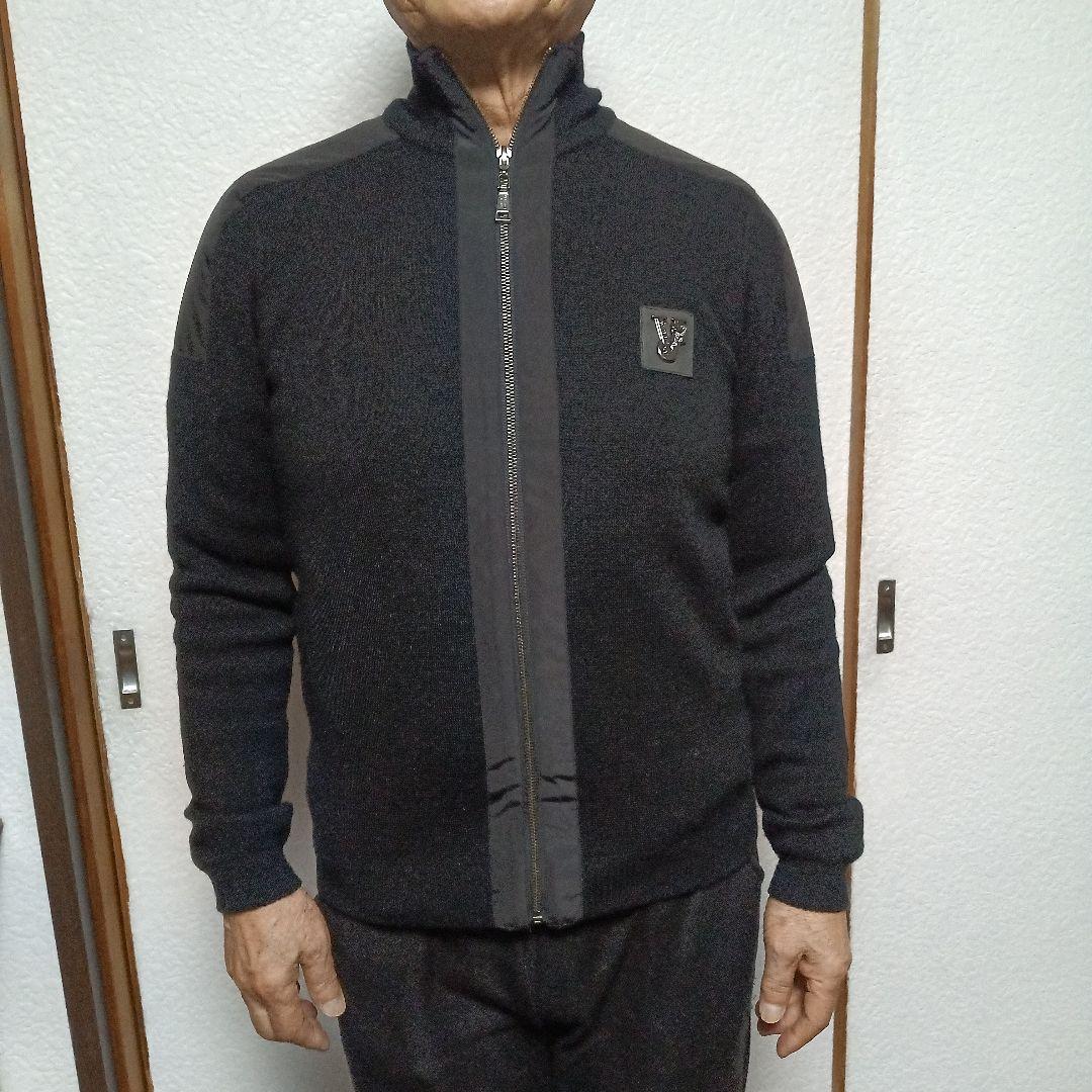 ヴェルサーチ黒のフルジップアップセーター Vエンブレム付き