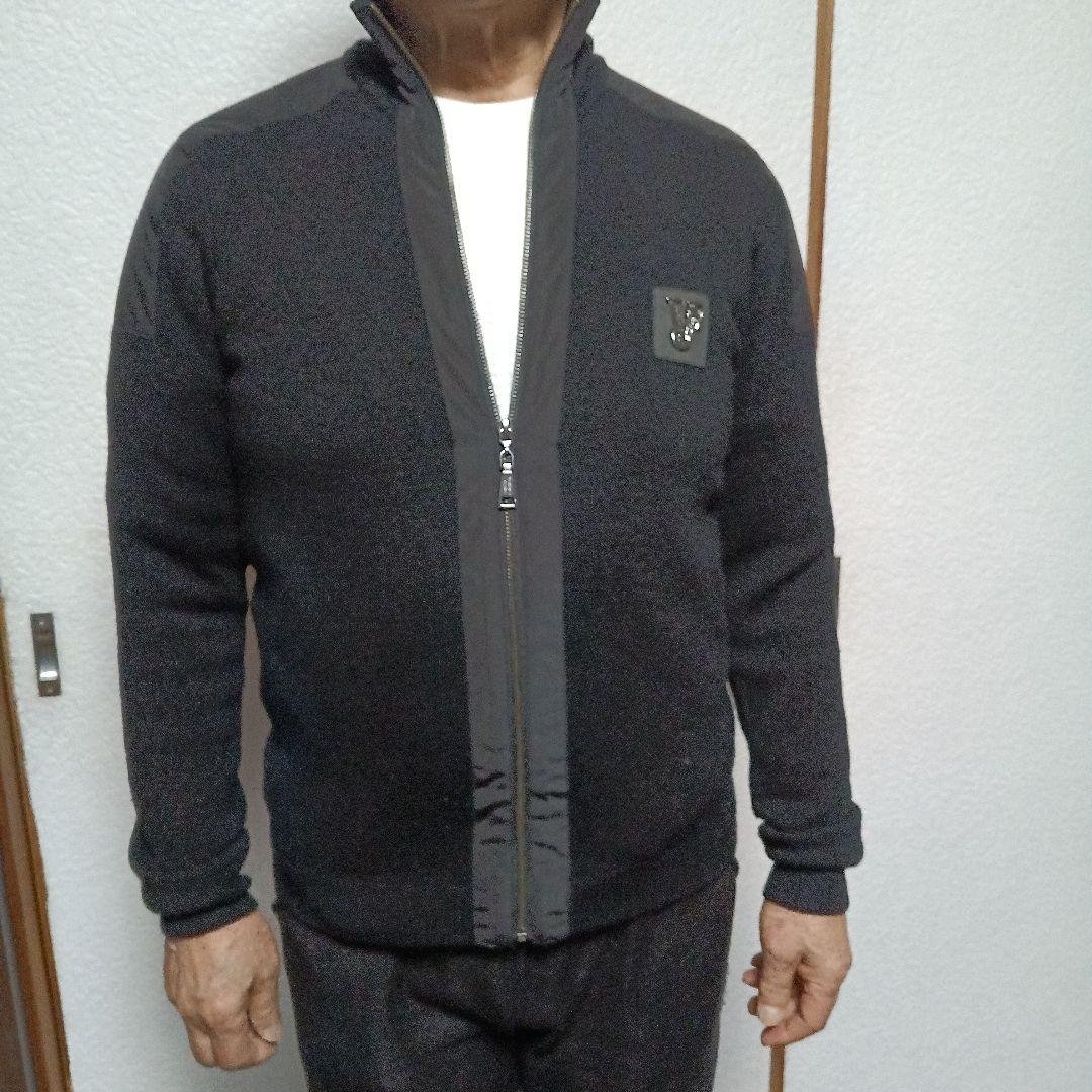 ヴェルサーチ黒のフルジップアップセーター Vエンブレム付き