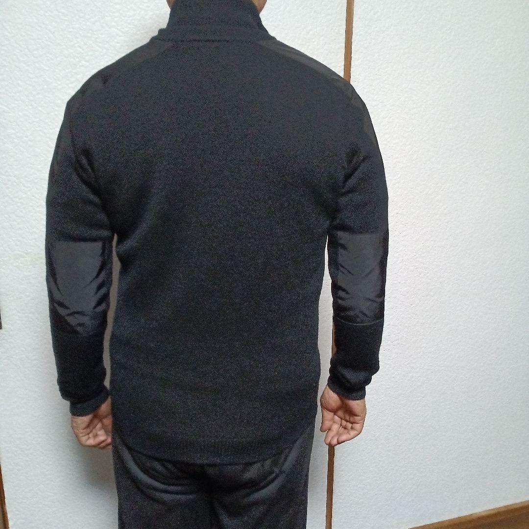 ヴェルサーチ黒のフルジップアップセーター Vエンブレム付き