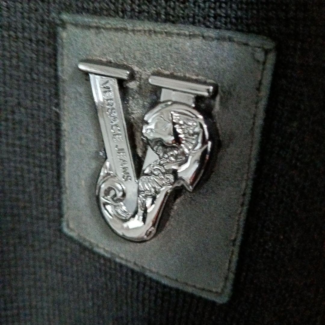 ヴェルサーチ黒のフルジップアップセーター Vエンブレム付き