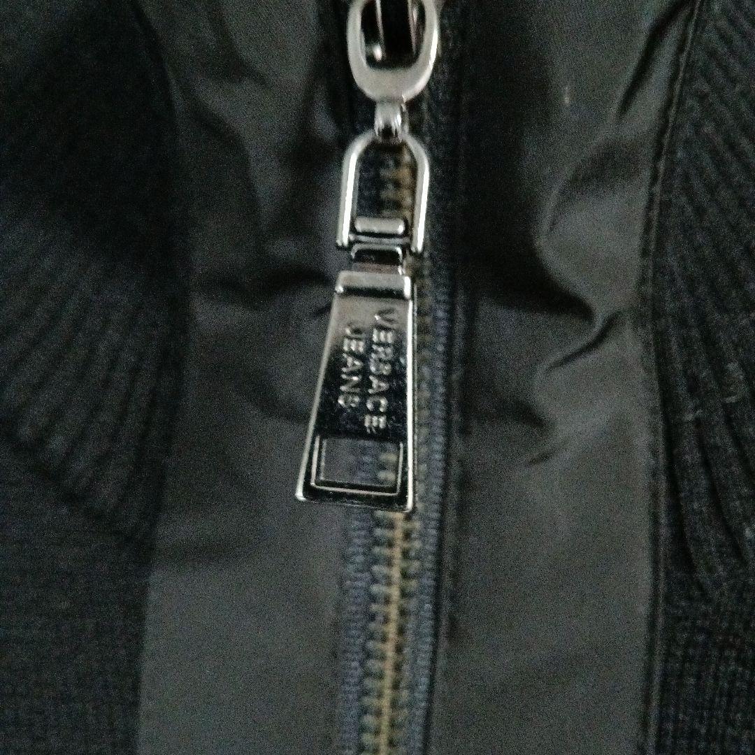 ヴェルサーチ黒のフルジップアップセーター Vエンブレム付き