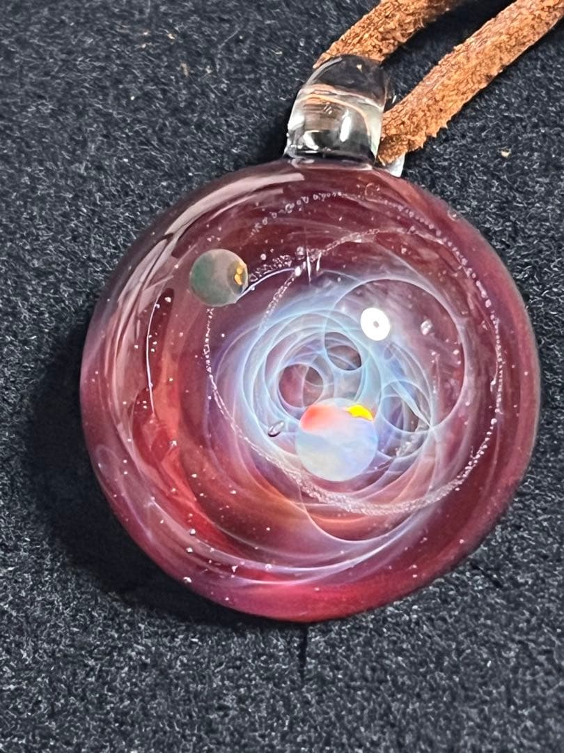 宇宙ガラスペンダント 赤紫色