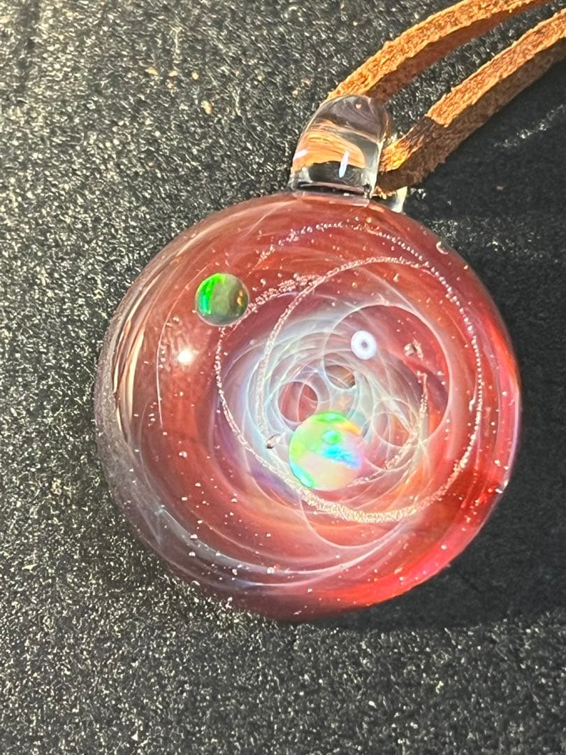 宇宙ガラスペンダント 赤紫色