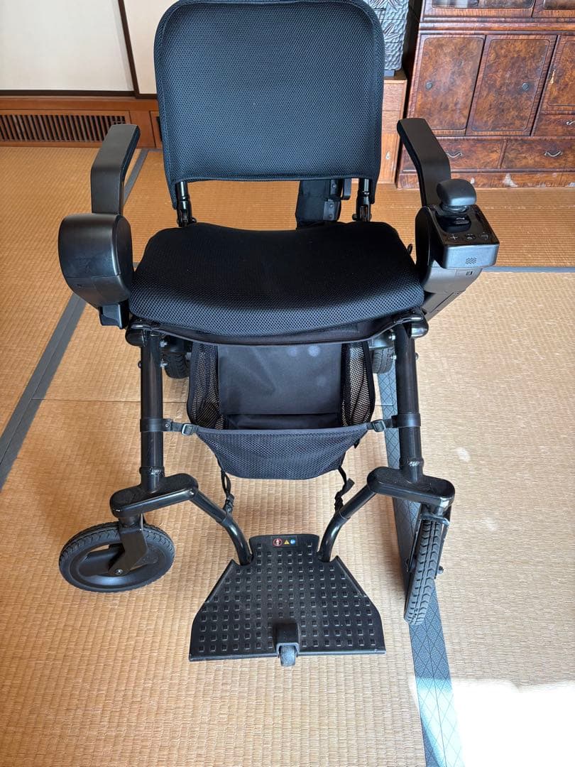 折りたたみ式電動車椅子　WHILL Model F