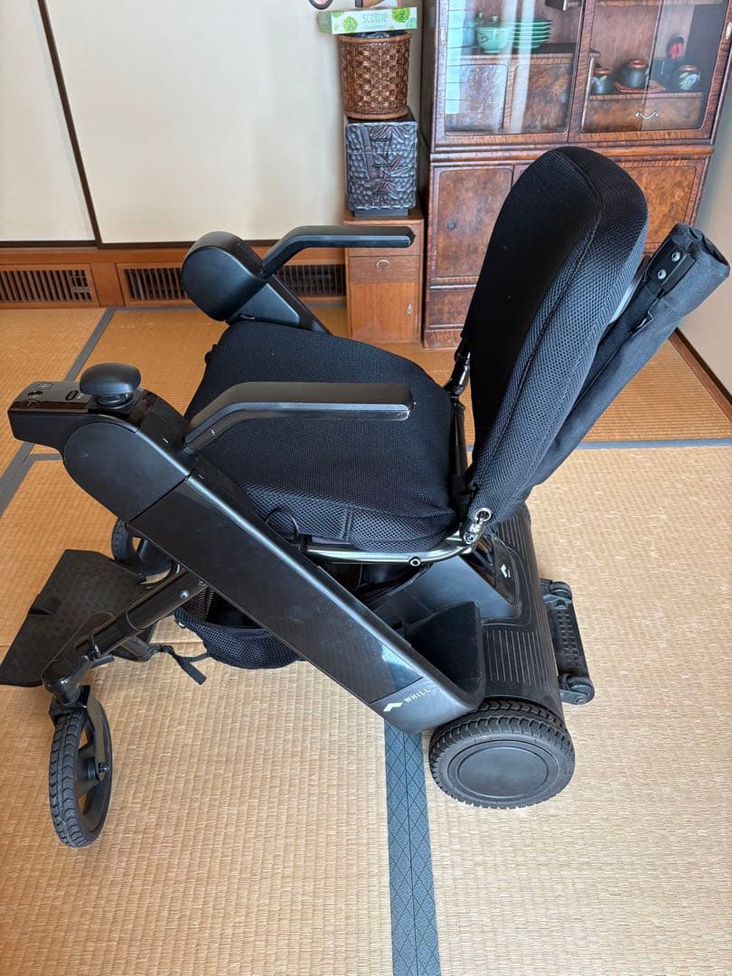 折りたたみ式電動車椅子　WHILL Model F