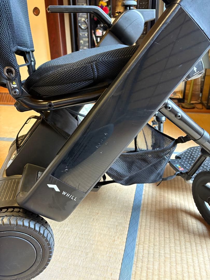 折りたたみ式電動車椅子　WHILL Model F