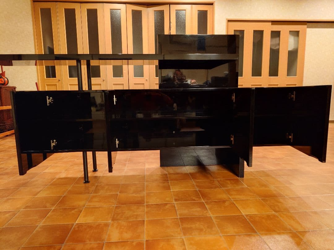 お洒落な黒のモダンキャビネット　飾り棚　 4扉