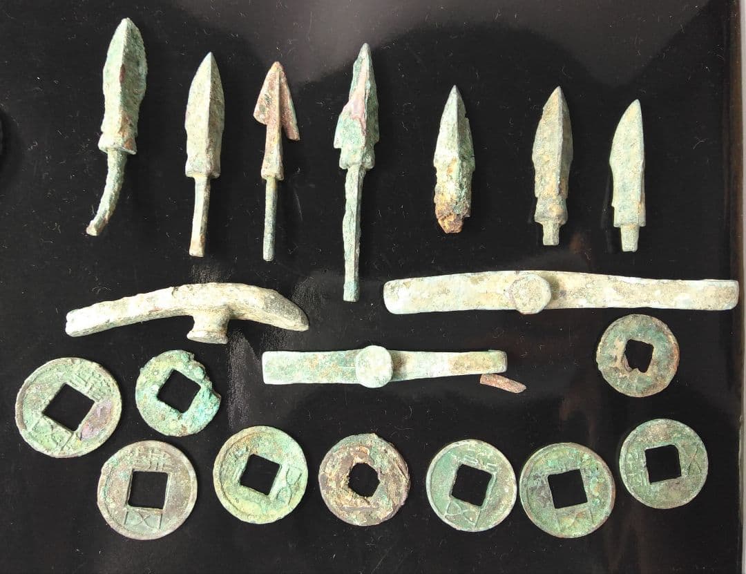 戦国時代 青銅箭、青銅貨幣、青銅帯鈎