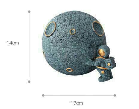 宇宙人の創意的な個性的な灰皿を持って、オフィスの宇宙飛行士を覆います。