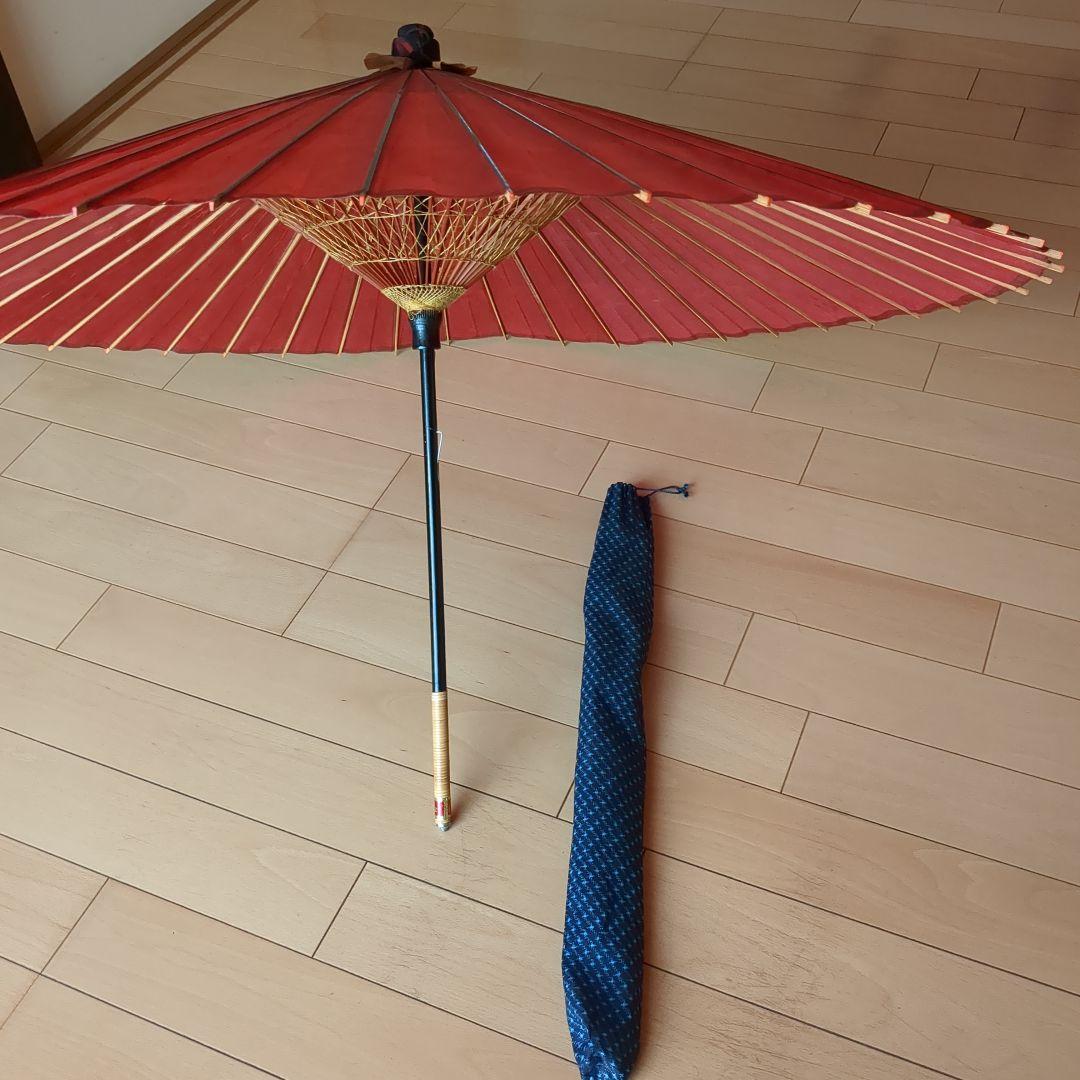 伝統的な赤い和傘