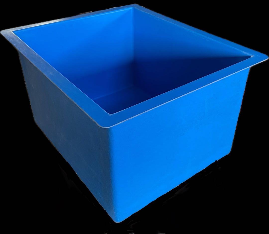 青い四角形水槽 FRP水槽 容器
