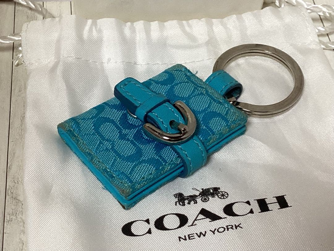 袋付き美品コーチCOACH ロゴ入り キーホルダー 青手帳型写真入れ本物