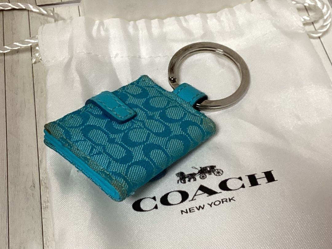 袋付き美品コーチCOACH ロゴ入り キーホルダー 青手帳型写真入れ本物