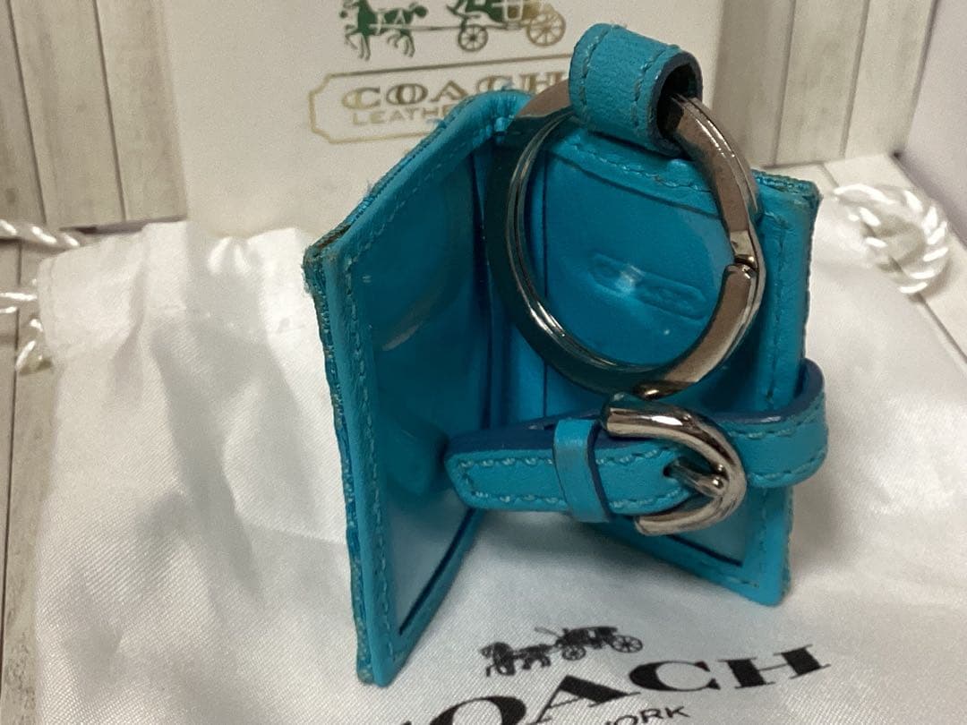 袋付き美品コーチCOACH ロゴ入り キーホルダー 青手帳型写真入れ本物