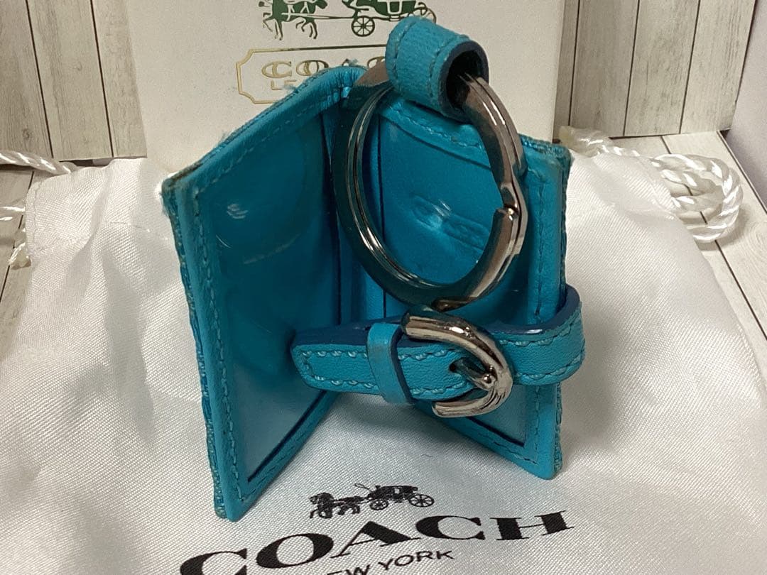 袋付き美品コーチCOACH ロゴ入り キーホルダー 青手帳型写真入れ本物