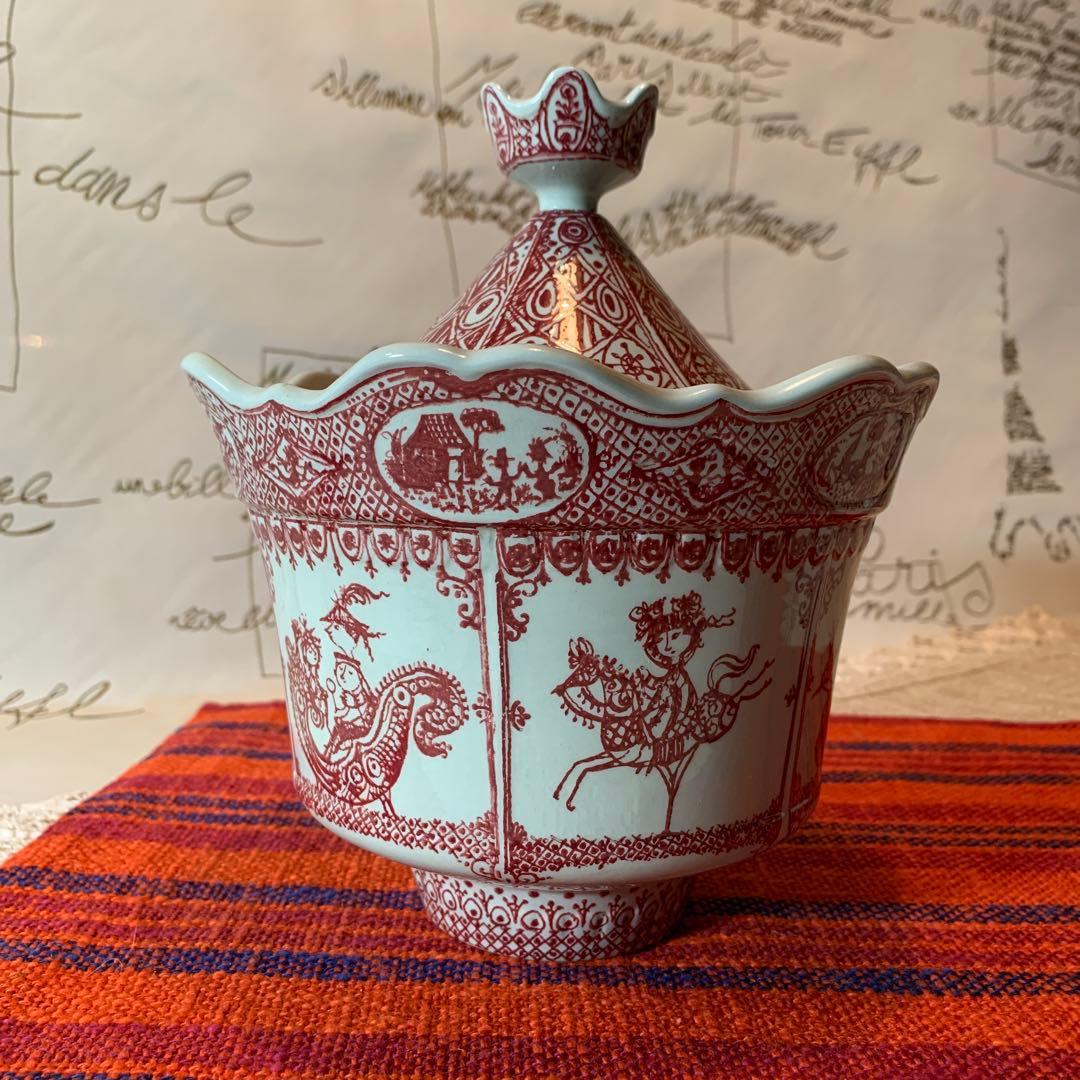 ビヨンヴィンブラッド　激レア・ビンテージのメリーゴーランド型の蓋物可愛すぎます！