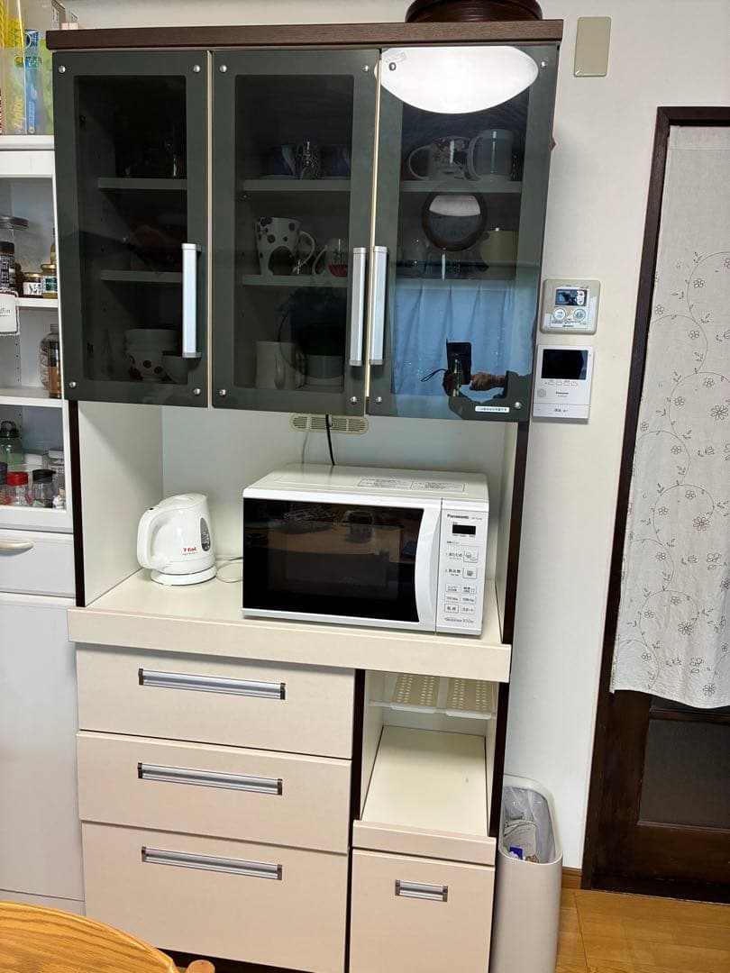 日本製 食器棚・キッチンカウンター ガラス扉付き