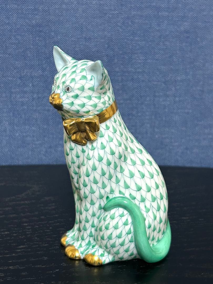 ヘレンド猫置物 リボンを付けたネコ(L) グリーンの鱗模様金彩手描Herend
