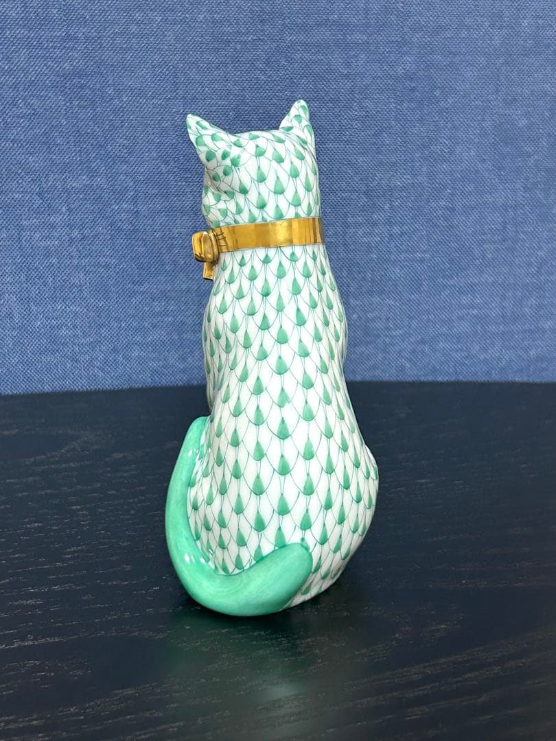 ヘレンド猫置物 リボンを付けたネコ(L) グリーンの鱗模様金彩手描Herend