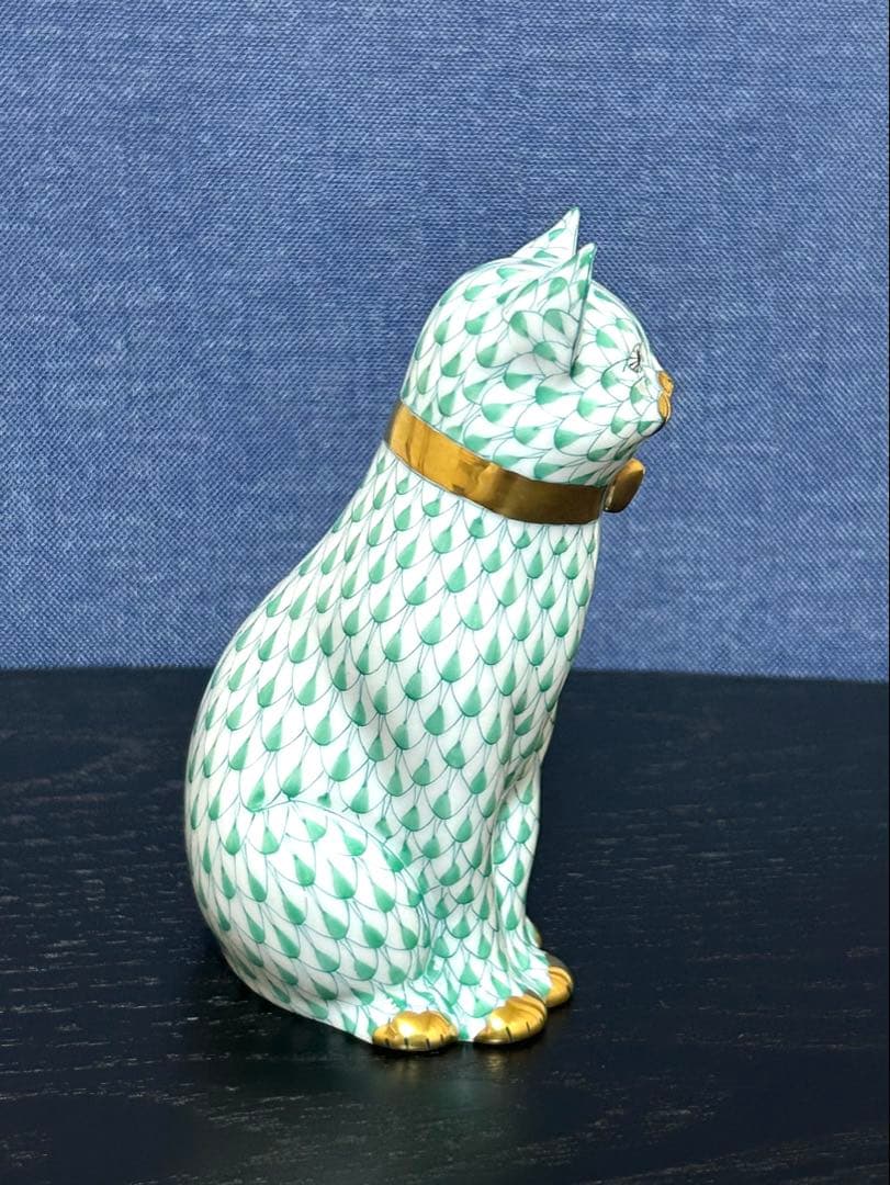 ヘレンド猫置物 リボンを付けたネコ(L) グリーンの鱗模様金彩手描Herend