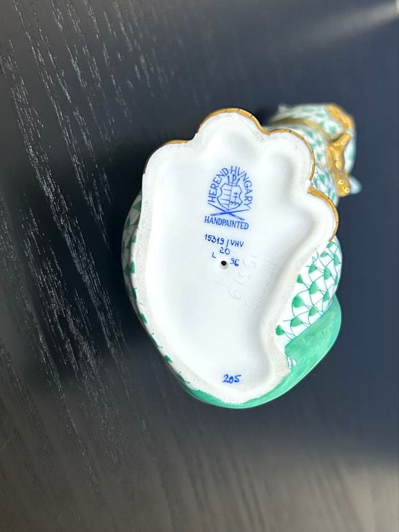 ヘレンド猫置物 リボンを付けたネコ(L) グリーンの鱗模様金彩手描Herend