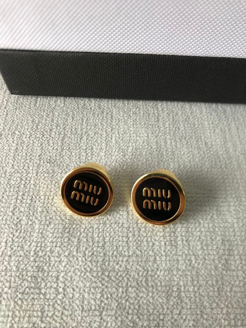 MIUMIU ミュウミュウ　ピアス　ブラック　メタル　高級感