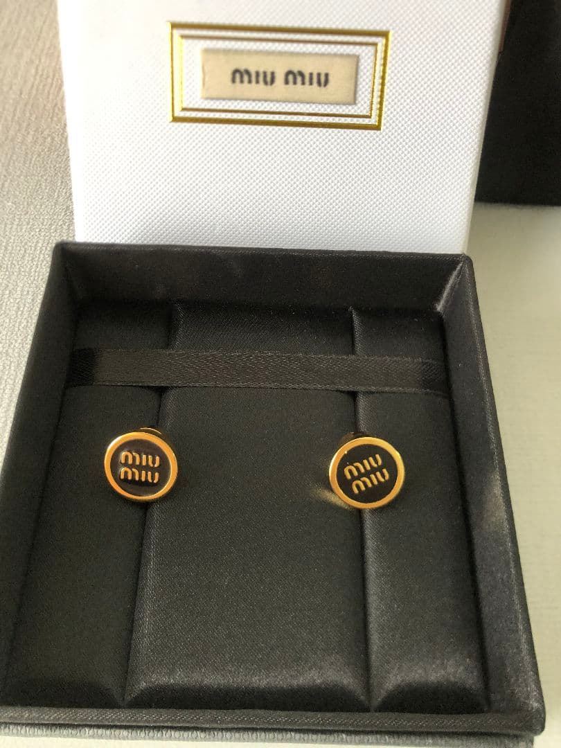 MIUMIU ミュウミュウ　ピアス　ブラック　メタル　高級感