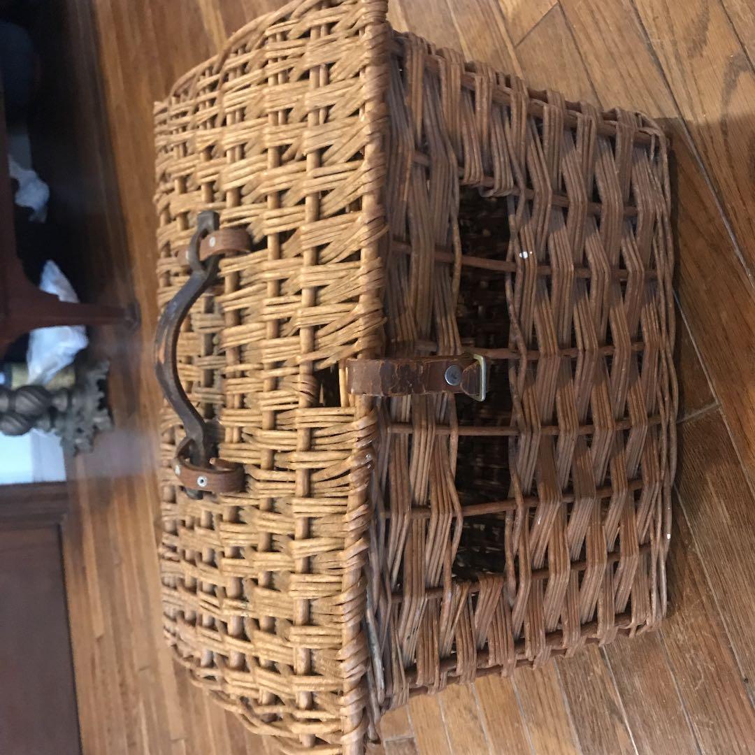 アンティーク籐のカゴバスケット犬のキャリーにも素敵持ち手は革製で部屋のインテリア