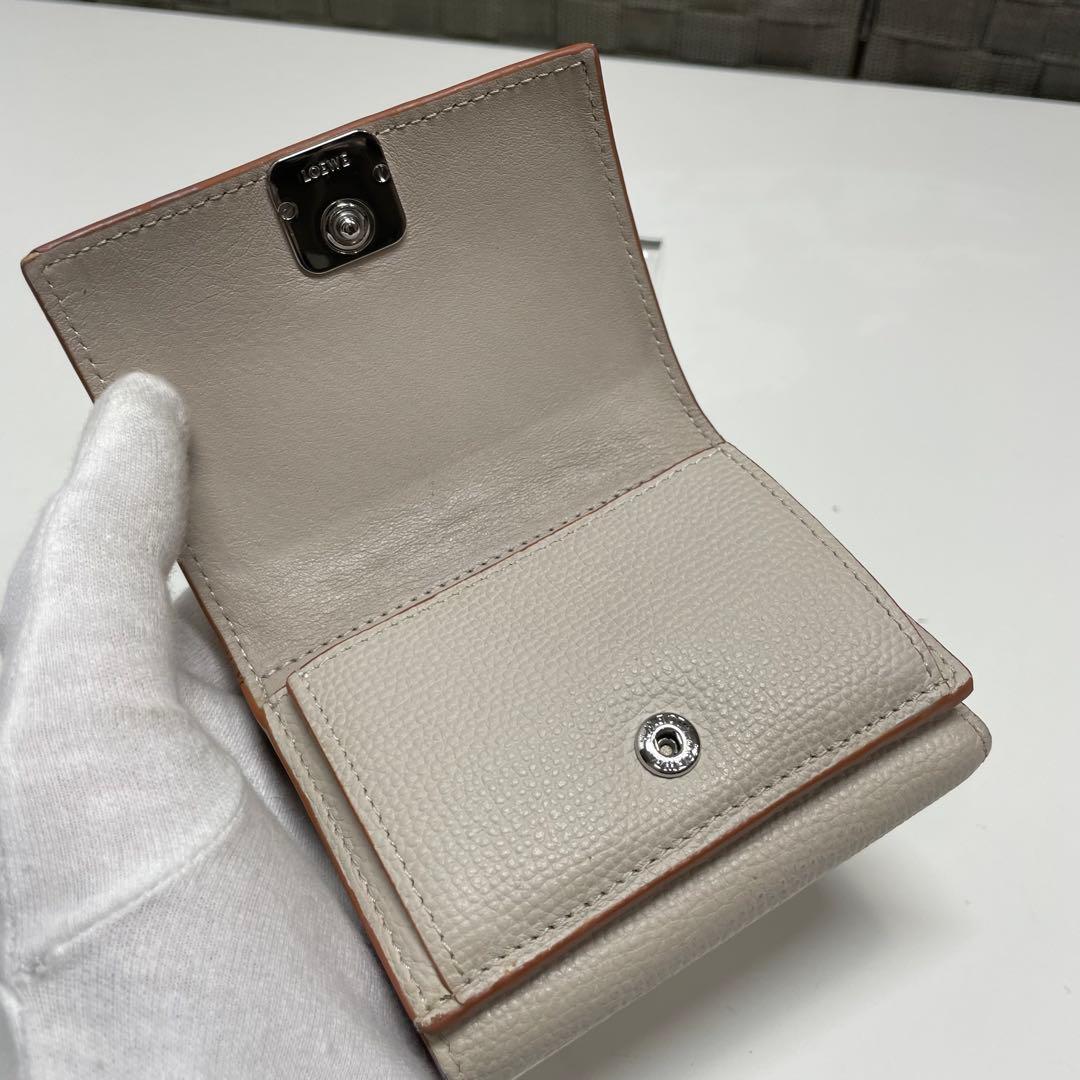 k*u様 LOEWE トライフォールド　ベージュ レザー 三つ折り財布