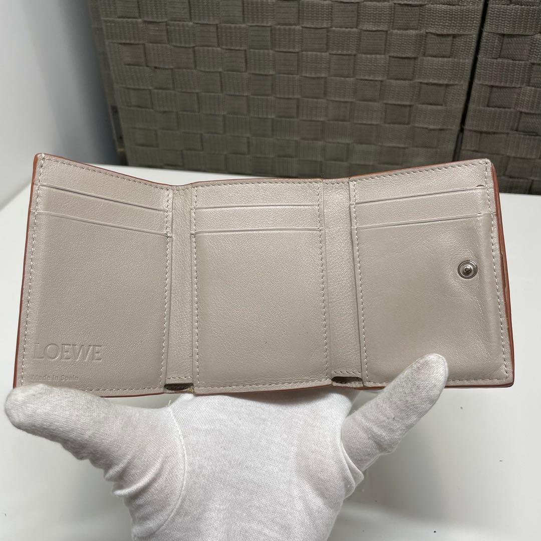 k*u様 LOEWE トライフォールド　ベージュ レザー 三つ折り財布