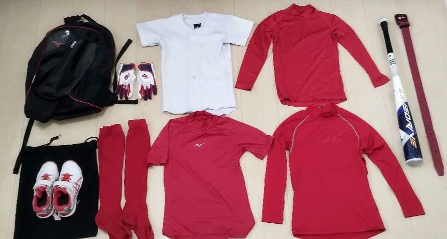 野球用ウェアセットとアクセサリー