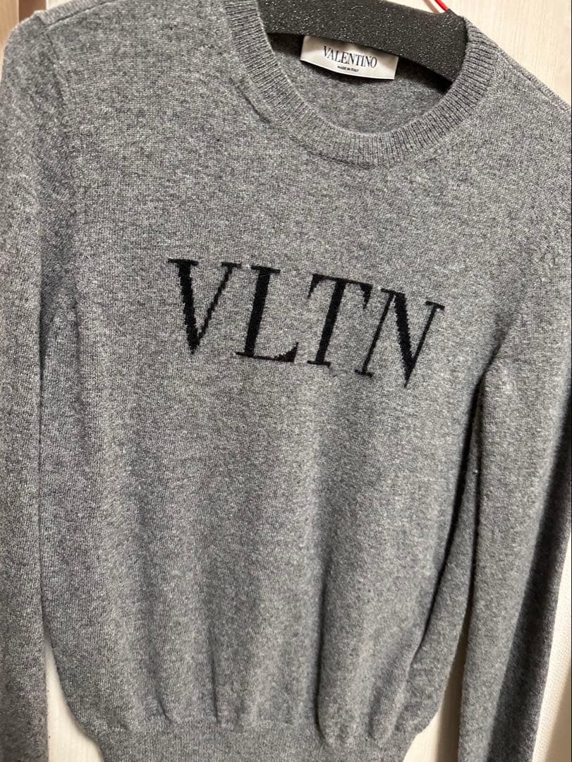 VALENTINO グレー VLTN ロゴ カシミヤセーター （ライライ）