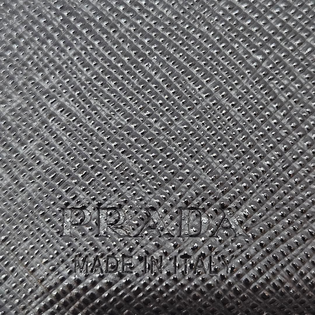 PRADA 折り財布 三角ロゴ サフィアーノ レザー ブラック ジップ